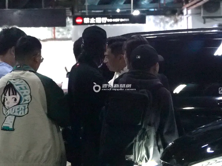 影帝張家輝（中）結束電影宣傳活動，直到上車前都還被粉絲們簇擁，人氣紅不讓。特勤中心攝