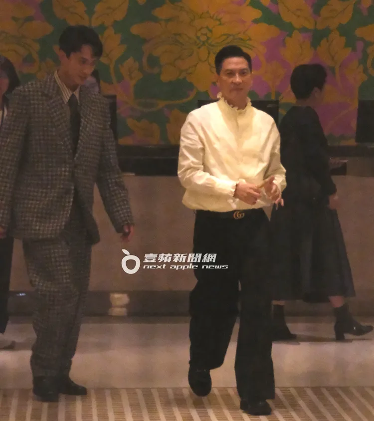 晚間10點多，張家輝終於回到下榻飯店，準備上樓休息。特勤中心攝