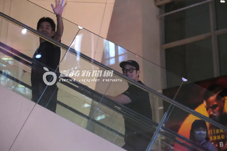 同場加映，張孝全（右）剛好和謝承均到美麗華影城宣傳電影《器子》。特勤中心攝