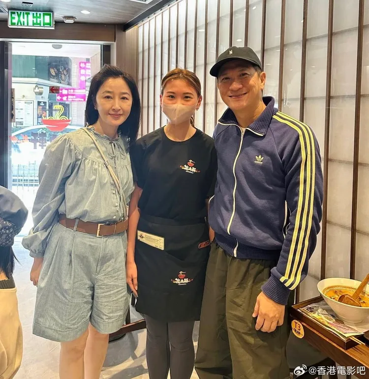 張家輝（右）和老婆關詠荷上月被粉絲巧遇。翻攝香港電影吧微博