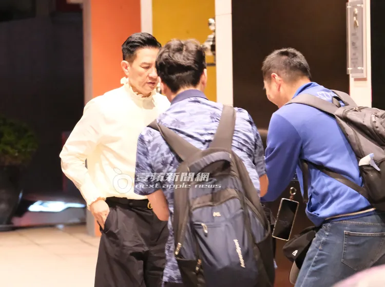 張家輝有求必應，滿足粉絲需求。特勤中心攝