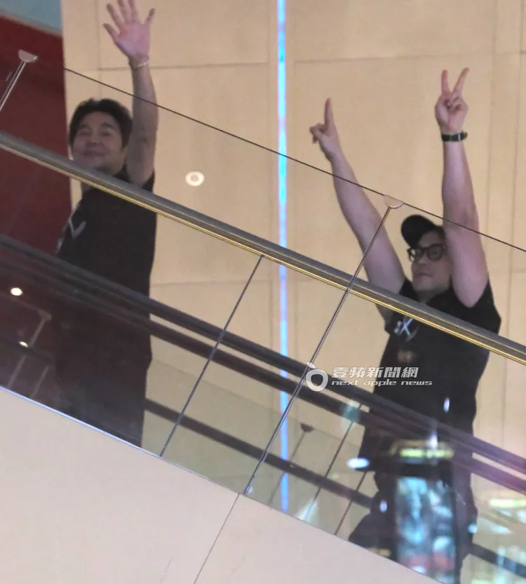 張孝全（右）和謝承均離場時向粉絲揮手比YA。特勤中心攝