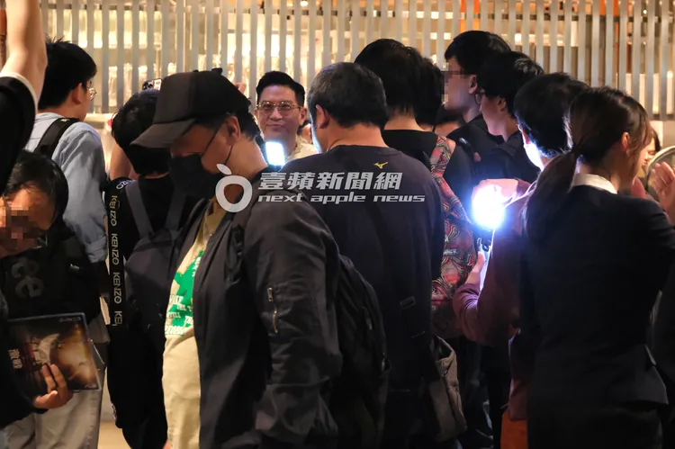 餐畢，張家輝被「拍拍團」包圍要簽名、合照。特勤中心攝