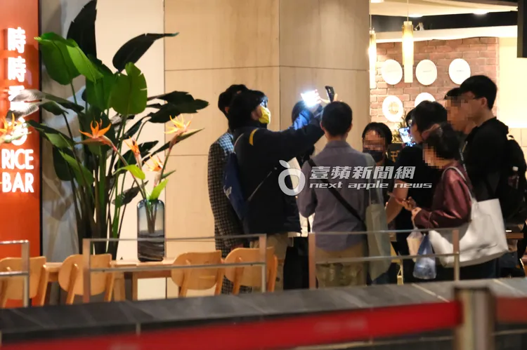 一群跟任何明星都要合照的「拍拍團」，聚集在時時香餐廳門口自拍。特勤中心攝