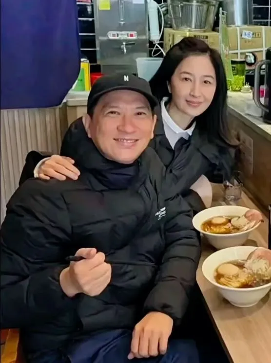 張家輝日前和老婆關詠荷約會吃拉麵。翻攝明星雲集最前線小紅書