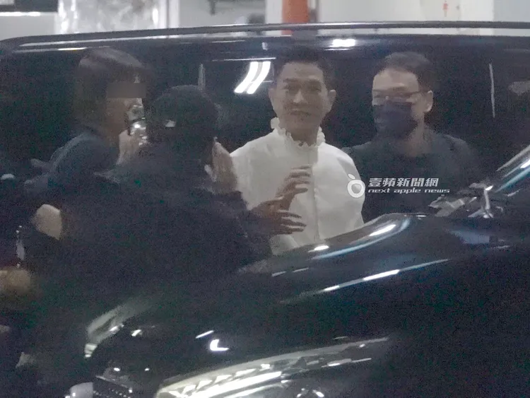 張家輝（中）結束工作脫下眼鏡，露出疲態。特勤中心攝