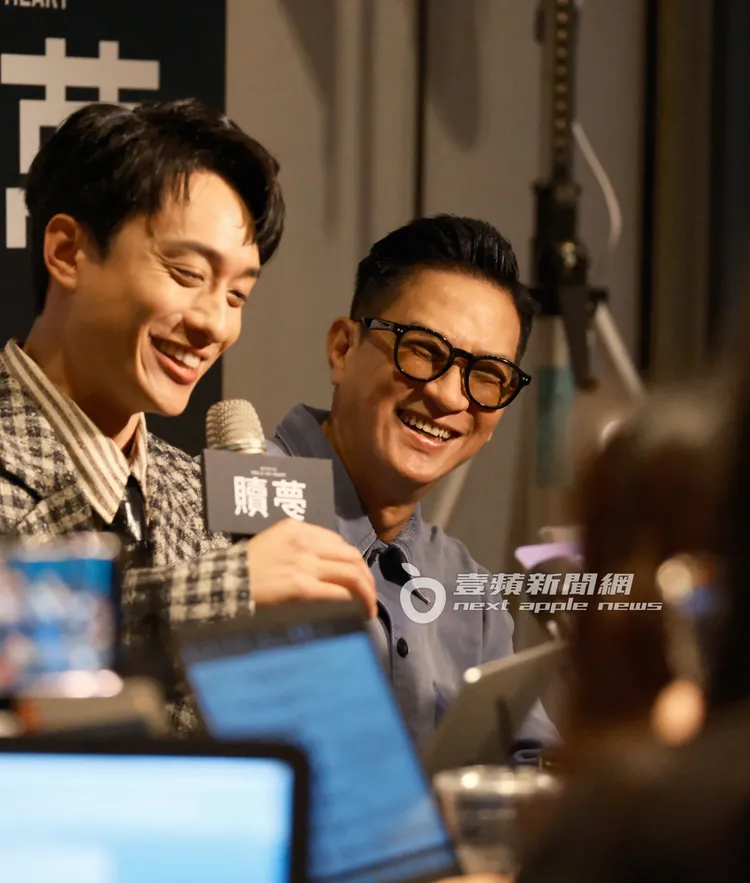 張家輝（右）帶著香港演員劉俊謙來台出席媒體茶敘，好心情全寫臉上。特勤中心攝