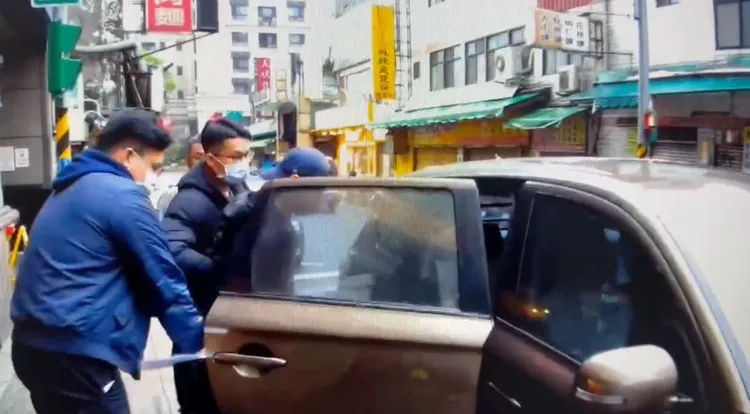 男子年紀輕輕當詐團車手，經被害人與警方聯手誘出逮捕。警方提供