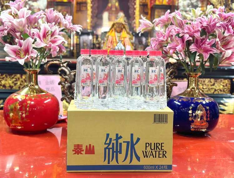 泰山純水聯名款帶動業績成長，特別為今年白沙屯媽祖聯名款備貨近50萬箱。業者提供