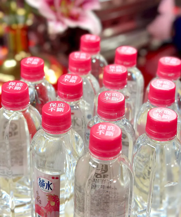 泰山純水擁有瓶蓋不脫落的專利，白沙屯媽祖款以桃紅瓶蓋搭配「保庇不斷」字樣傳遞媽祖的庇佑。業者提供