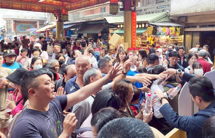 團拜當天泰山現場發送聯名純水，信眾們熱烈索取。業者提供