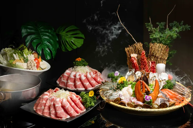 高空涮涮鍋「Smile One」，母親節活動期間點用霸王海鮮餐再加贈美國雪花牛等。高雄福華提供