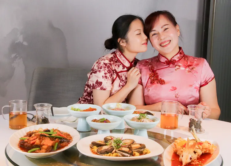 天香樓期間用餐，凡媽媽穿著中式風格服飾，即加贈價值1280元的茶杯三件組。台北亞都麗緻提供