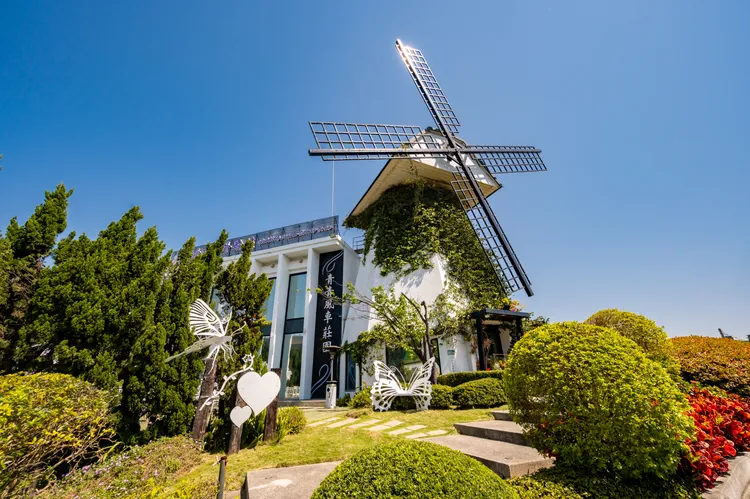 「青青風車莊園」擁有獨特的白色風車外型造景。青青國際餐飲集團提供
