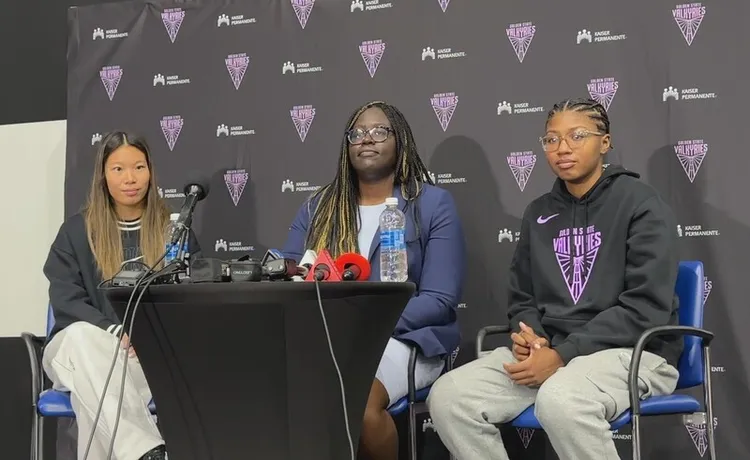 首名透過選秀踏上WNBA舞台的台裔女籃球星陳凱玲（左）與隊友塞勒斯（右）、球團總經理尼亞寧（中）一同現身位於奧克蘭（Oakland）的訓練球場。 中央社