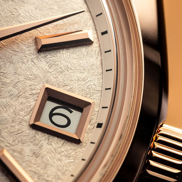 錶盤上獨具韻味的紋理，描繪出新雪覆蓋於盛開的櫻花之上的絕美景致。品牌提供