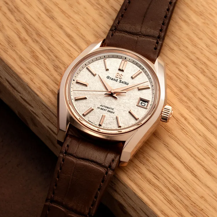 銅粉色錶盤搭配樹幹般的棕色皮錶，彷彿就像把櫻花樹直接配戴在手上一般。品牌提供