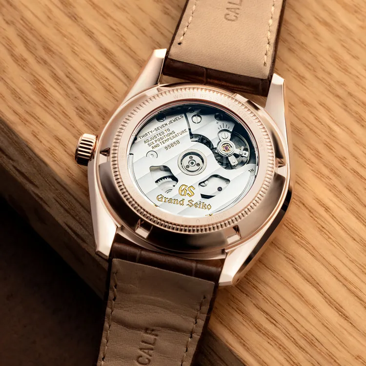 透明底蓋使錶迷可以一覽9S85自動上鍊機芯運作之美。品牌提供