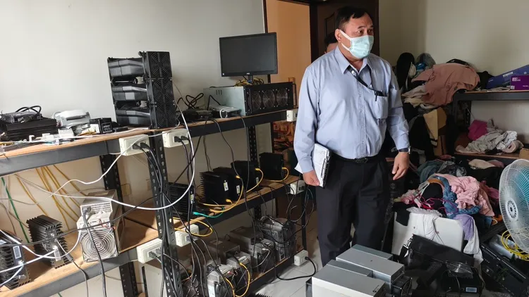 警方現場查扣46台礦機及設備。翻攝畫面