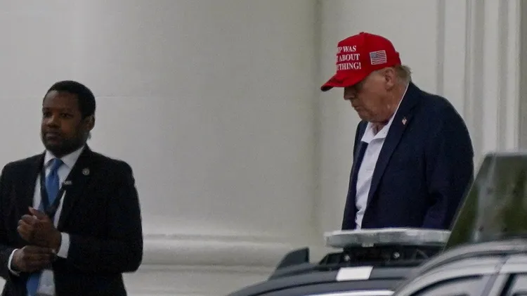 川普（右）4月19日回佛羅里達前，似乎略顯疲憊。路透社