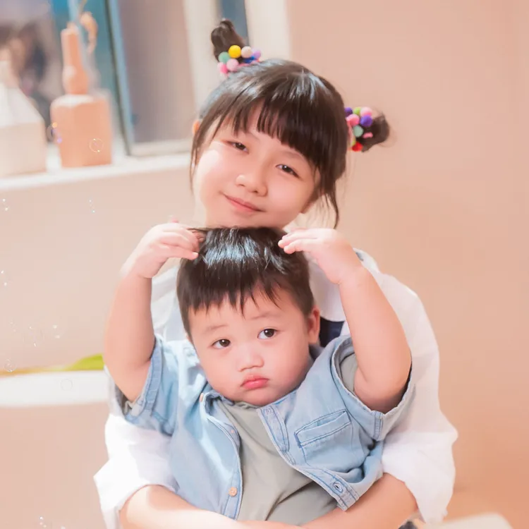 妮妮、萌弟。那對夫妻提供