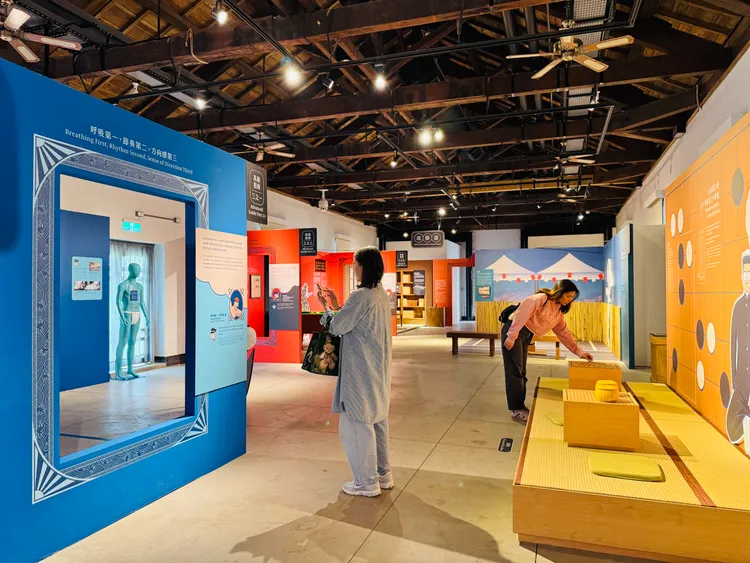 「稅關新人下班生存指南─淡水稅關五十會特展」即日起在淡水海關碼頭C棟倉庫展出。館方提供