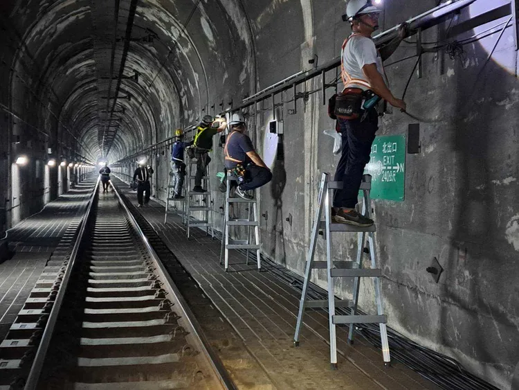 今年在家屬的建議下，台鐵於太魯閣號事故現場三處隧道完成架設紀念燈光。台鐵提供