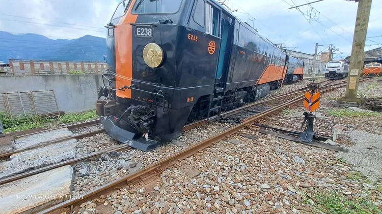 這次連假首日台鐵鳴日號觀光列車進花蓮廠時，傳出軌意外造成車頭受損。民眾提供