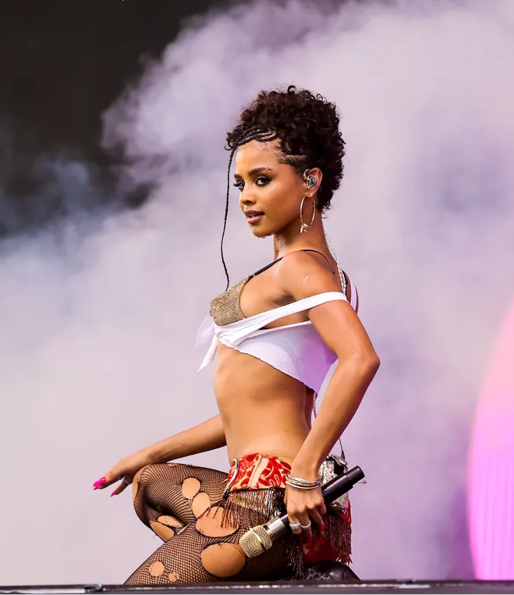 Tyla換上亮片bra、紐結超短上衣、破洞絲襪，並搭配PANDORA飾品火辣亮相。品牌提供