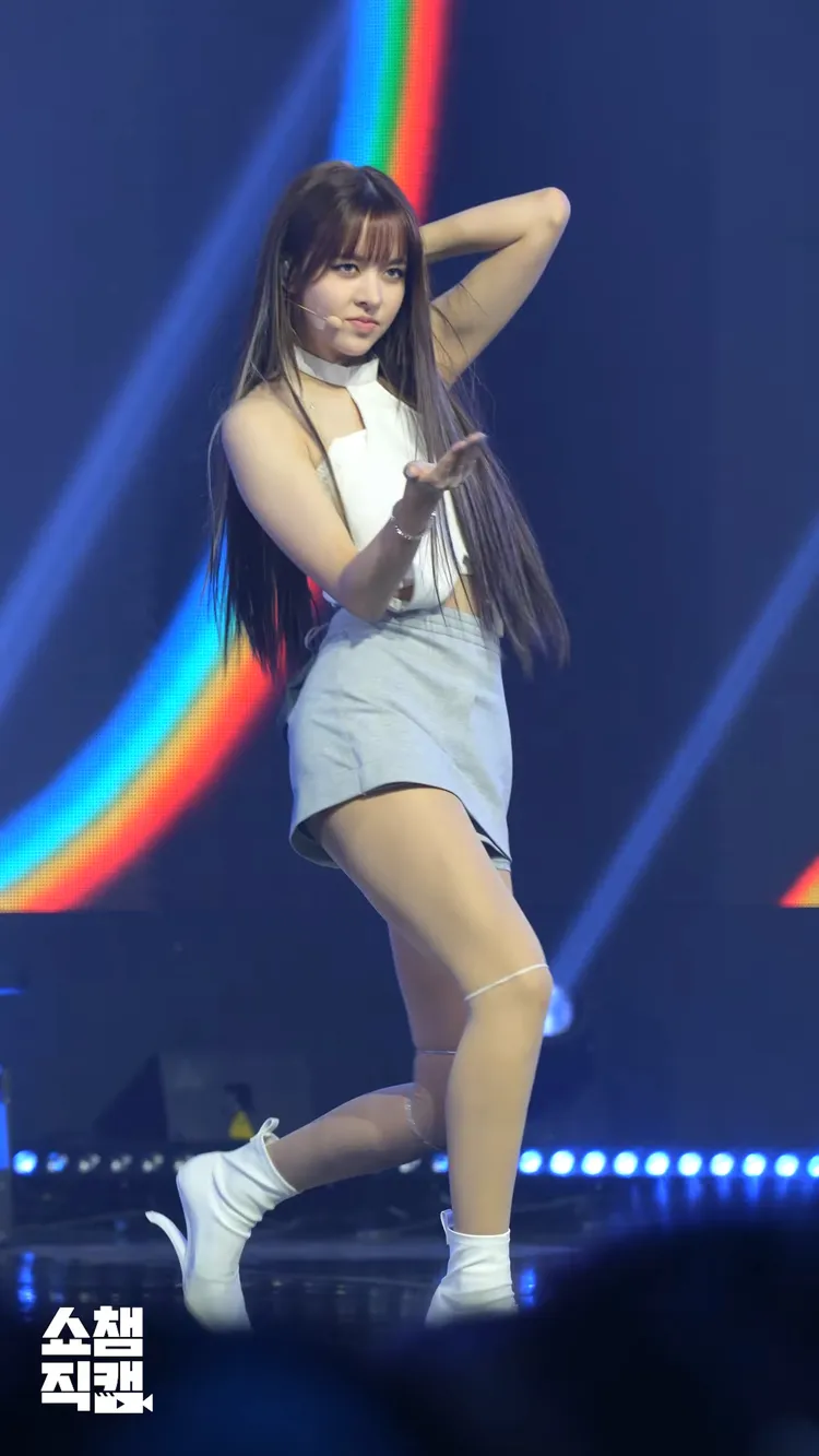 Lily在音樂節目表演《Know About Me》穿無跟高鞋跳舞。翻攝YouTube