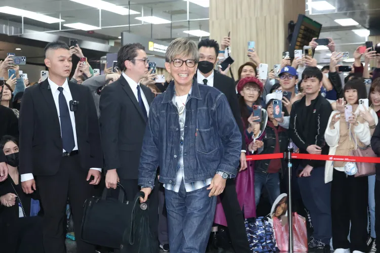 木村拓哉滿臉笑容踏入機場。彭欣偉攝