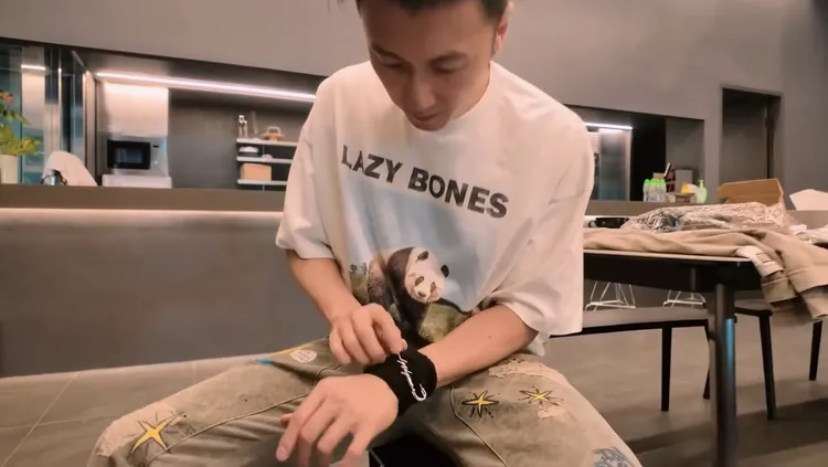 謝霆鋒試戴Yohji Yamamoto最新系列飾品。翻攝謝霆鋒IG