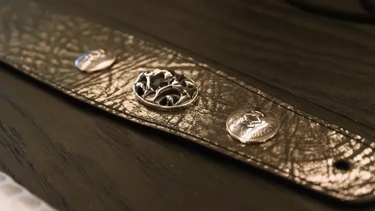 Yohji Yamamoto配合謝霆鋒的形象設計吉他背帶。翻攝謝霆鋒IG