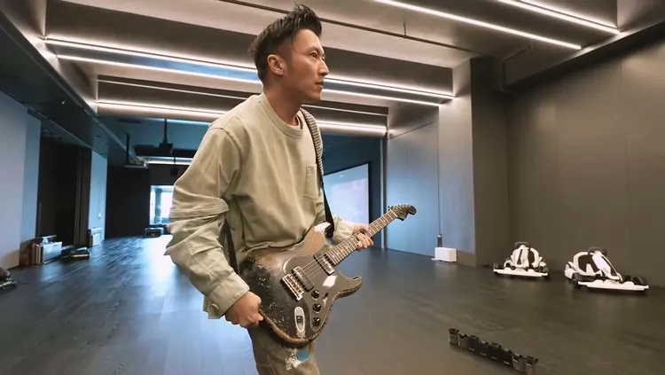 謝霆鋒試戴GUCCI吉他背帶。翻攝謝霆鋒IG