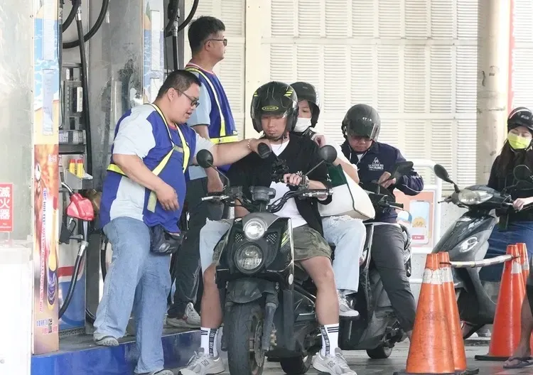 美國總統川普祭對等關稅造成全球股災，國際油價降至4年新低，今估算下週汽油大降1.1元，柴油大降1.7元，是睽違5年，國內汽柴油最大降幅。莊宗達攝