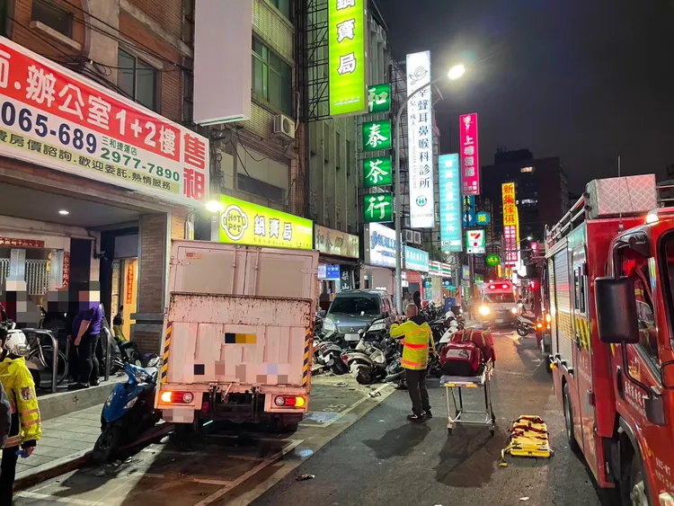 小貨車跨越分向線衝撞對向車，造成1人死亡。翻攝畫面
