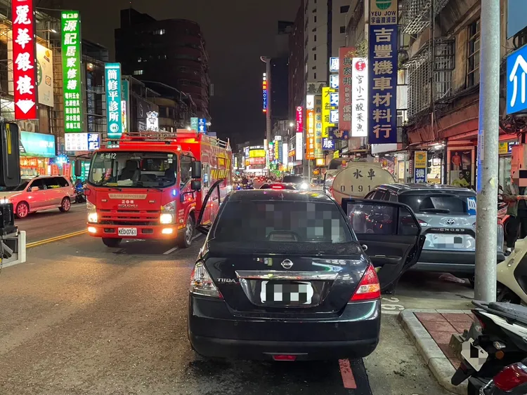站在車旁的駕駛李女慘遭撞，送醫搶救不治。翻攝畫面