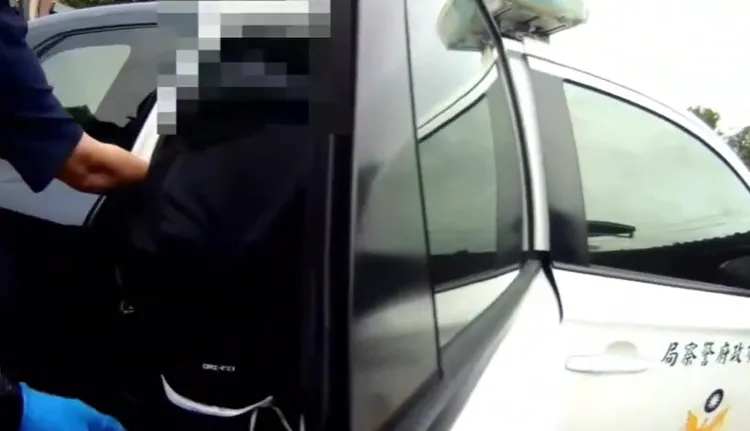 警方將他解送歸案。警方提供