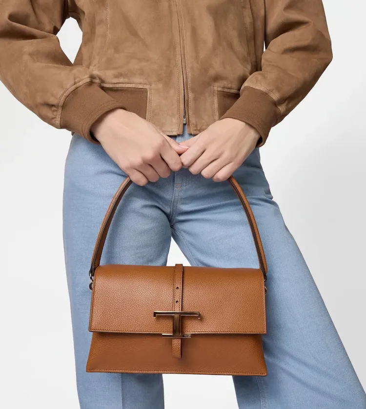 TIMELESS翻蓋斜背包凸顯經典高貴氣息。品牌提供