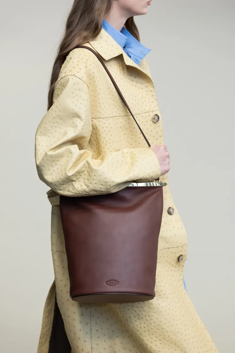 MAGENTA系列在開合設計的包口運用BARRETTA金屬配件點綴。品牌提供