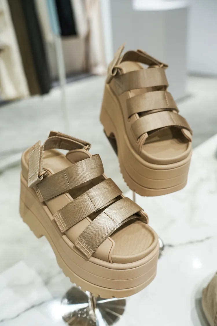 UGG GoldenRise，5980元。品牌提供