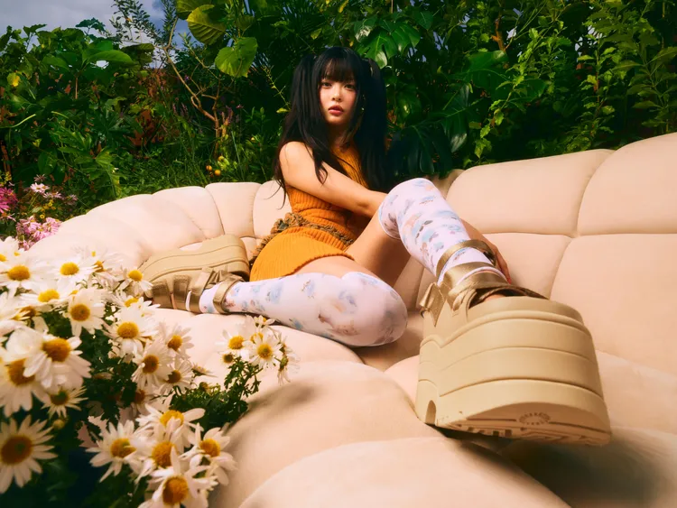 HANNI腳上的UGG厚底涼鞋高達9公分。品牌提供