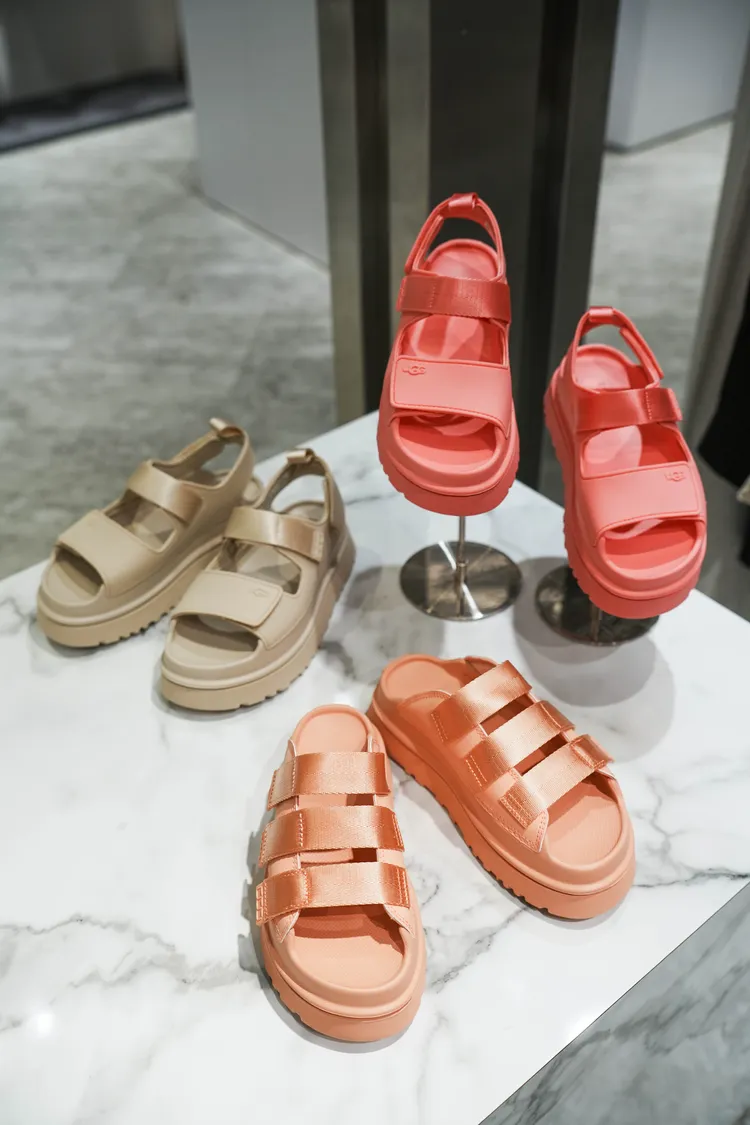 UGG也來來全新Goldenglow Slide（前）拖鞋款式。品牌提供