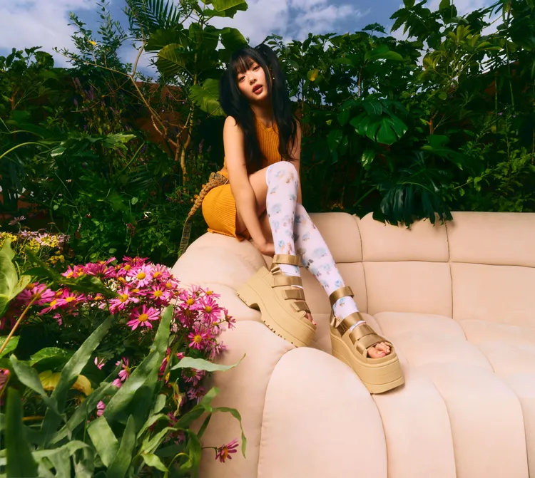 HANNI以黃色針織洋裝、印花長襪與GoldenRise涼鞋搭出春夏活力感。品牌提供