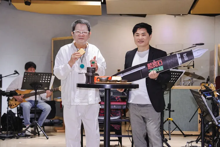 鄭進一（左）與蘇明淵今為藍寶石大歌廳彩排。圖／高雄流行音樂中心提供