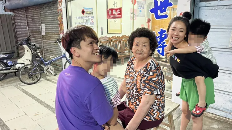 蔡阿嘎與阿嬤感情深。翻攝蔡阿嘎臉書