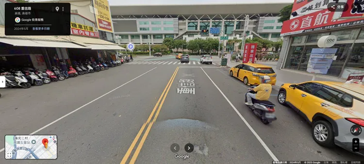 網友開車行經高鐵高雄站附近路口時因未於右側車道右轉吃罰單，網友認為右側為路肩且有計程車招呼站停車格，申訴無效。翻攝Google Maps