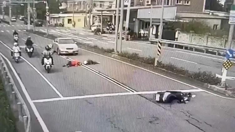 騎機車的老夫婦被轎車追撞，雙雙倒地。民眾提供
