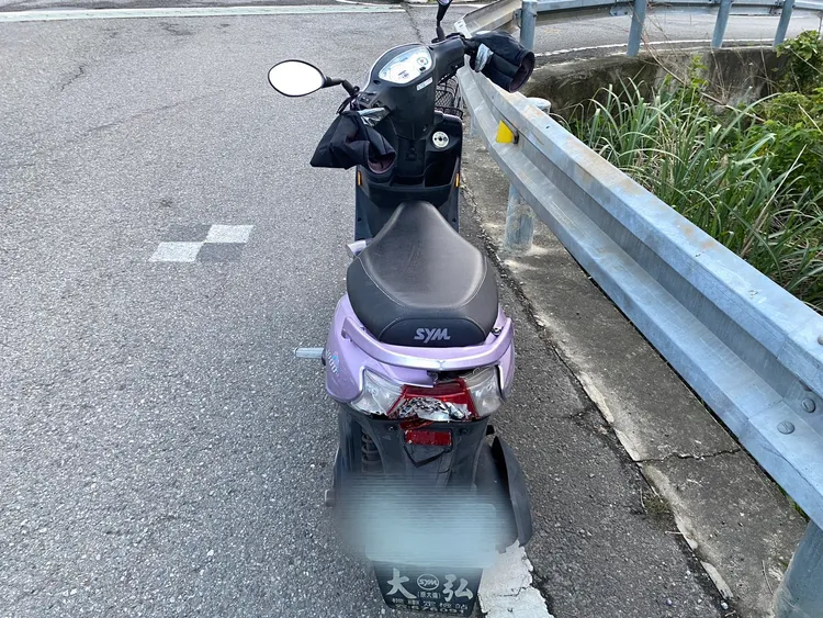 老夫婦被撞的機車。民眾提供