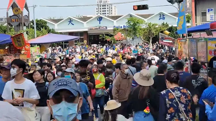 人潮從大甲火車站一路擠爆至鎮瀾宮。民眾提供